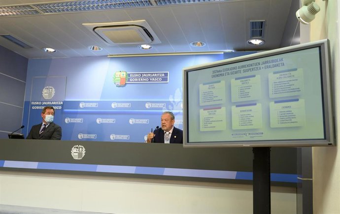 Zupiria, junto al consejero de Economía, Pedro Azpiazu