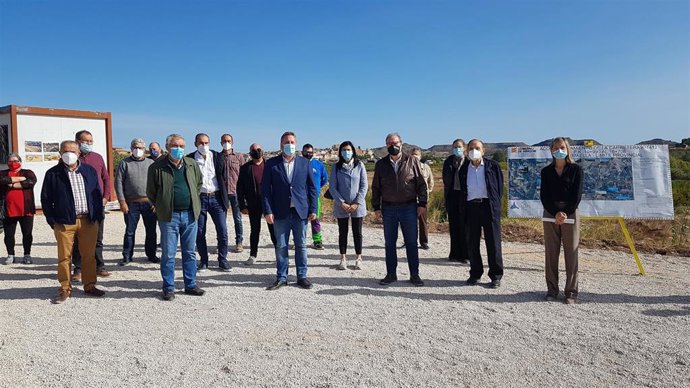 El consejero José Luis Soro visita los trabajos en la A-1412, entre Maella y Mazaleón