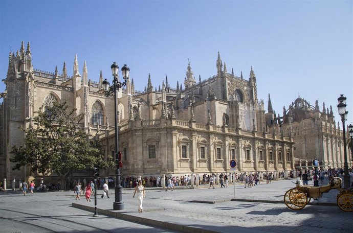 La Catedral de Sevilla, con el magnolio a la izquierda, en una imagen de archivo