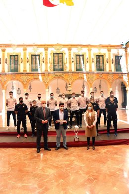 El presidente de la Diputación, Antonio Ruiz (primera fila, a la izda.), en la recepción al 'Córdoba Futsal'
