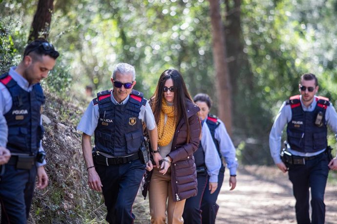 La comitiva judicial del crimen de la Guardia Urbana acude a la inspección ocular de la casa de la acusada Rosa Peral en Cubelles (Barcelona) para realizar el recorrido que supuestamente hicieron los acusados la noche del crimen y el punto donde se hall