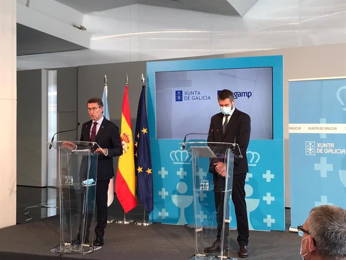 El presidente de la Xunta, Alberto Núñez Feijóo, junto al presidente de la Fegamp, Alberto Varela ,en rueda de prensa tras la reunión entre Xunta y asociación de municipios gallegos