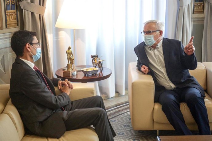 El alcalde de Valncia, Joan Ribó, y el rector de la UPV, Francisco Mora, durante la reunión que han mantenido.