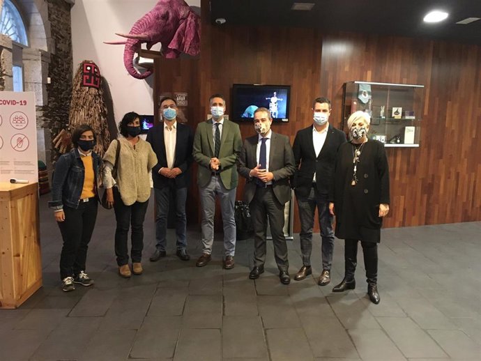 La delegación navarra, con el director general de Cultura, Ignacio Apezteguía, y representantes del museo de títeres.