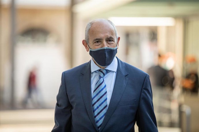 El consejero de Gobernanza Pública y Autogobierno del País Vasco, Josu Erkoreka, a su llegada al Parlamento Vasco