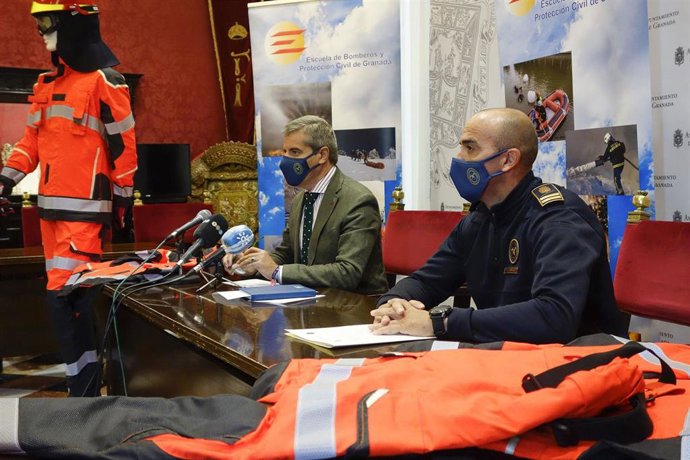 Presentación de los nuevos trajes para los Bomberos de Granada