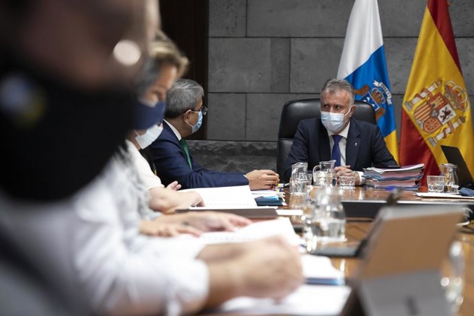 El presidente de Canarias, Ángel Víctor Torres, en una reunión del Consejo de Gobierno hablando con el responsable de Hacienda