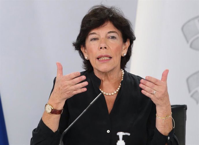 La ministra de Educación y Formación Profesional, Isabel Celaá, interviene en la rueda de prensa posterior a la reunión interministerial conjunta de Educación y Sanidad donde ha analizado el inicio del curso escolar con el ministro de Sanidad, Salvador 
