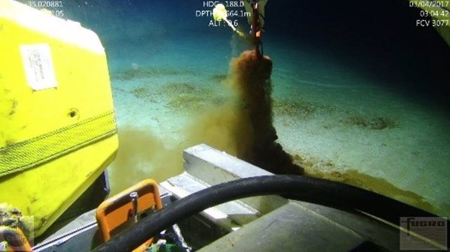 El muestreo de sedimentos de aguas profundas se llevó a cabo utilizando un robot submarino.