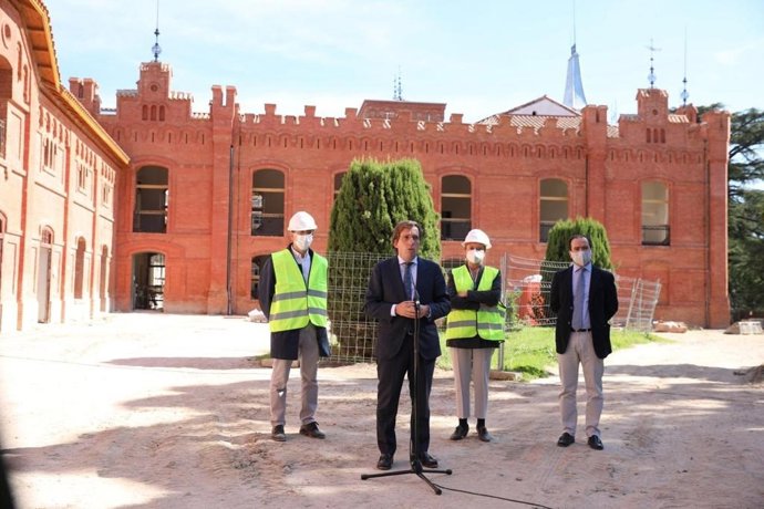 El alcalde de Madrid, José Luis Martínez-Almeida, en la finca de la Quinta de Torre Arias.