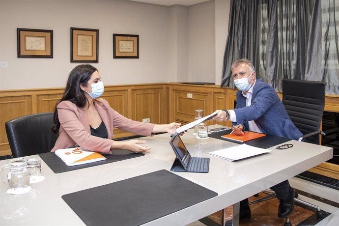 El presidente del Gobierno de Canarias, Ángel Víctor Torres, en la reunión con la portavoz de Cs en el Parlamento de Canarias, Vidina Espino