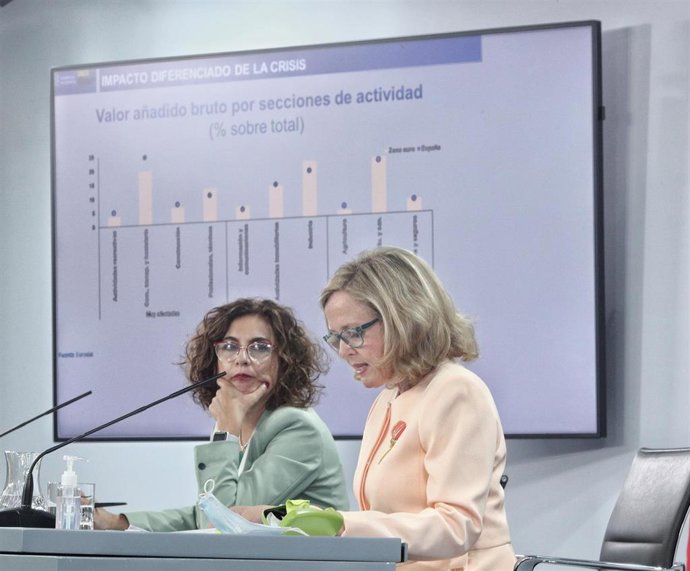 La ministra portavoz y de Hacienda, María Jesús Montero (i), y la vicepresidenta y ministra de Asuntos Económicos y para la Digitalización, Nadia Calviño, comparecen en rueda de prensa posterior al Consejo de Ministros en Moncloa, en Madrid (España), a 