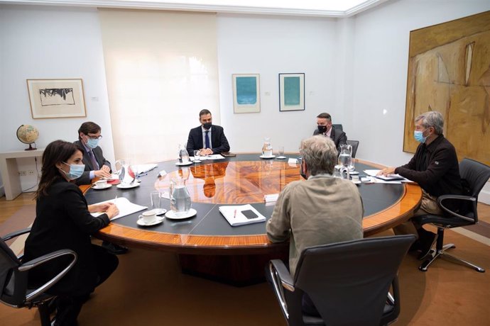 El presidente del Gobierno, Pedro Sánchez (3i), preside la reunión del Comité de Seguimiento del coronavirus, a la que asiste el ministro de Sanidad, Salvador Illa (2i), en el Complejo de la Moncloa, Madrid (España), a 29 de septiembre de 2020.