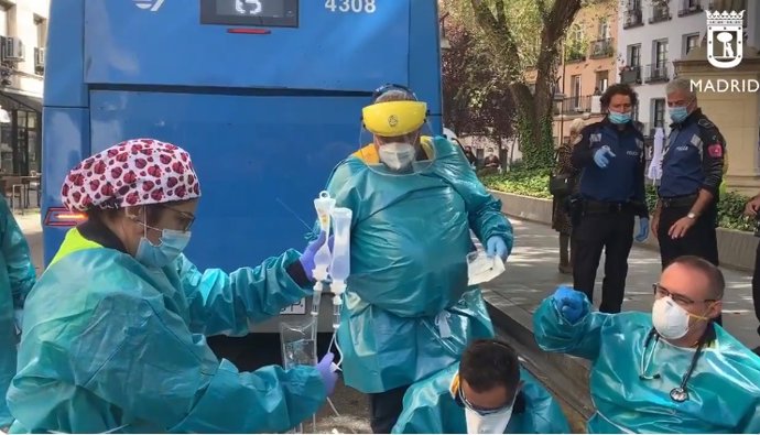 Un autobús de la EMT arrolla a una mujer en la plaza de Tirso de Molina