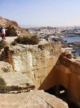 El puerto de Almería visto desde las canteras