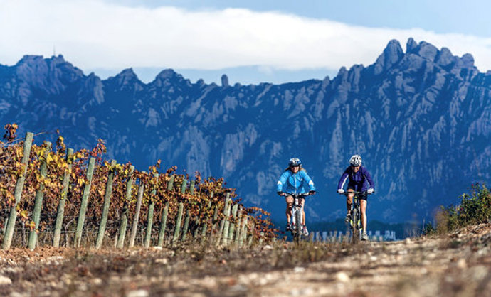 Dues persones fent cicloturisme a l'entorn de Montserrat, en una imatge d'arxiu (Horitzontal).