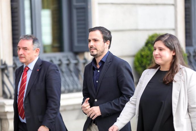 El secretario general del PCE y diputado de Unidas Podemos, Enrique Santiago (i) y el coordinador federal de Izquierda Unida (IU) y ministro de Consumo, Alberto Garzón, en el Congreso. 