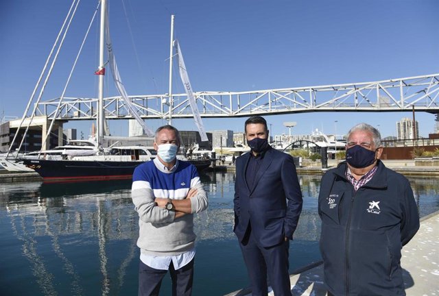 Ramón Jiménez Fraile, comisario de la acción divulgativa del velero 'Íbero III'; Xavier Bertolín, director de Acción Comercial y Educativa de la Fundación La Caixa, y Pepe Iglesias, capitán del velero