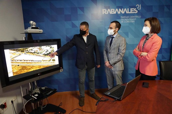 El delegado de Transformación Económica, Ángel Herrador (en el centro), junto a Ludwig Wagner,director de Cortec, y la directora general de Rabanales 21, Eva Pozo