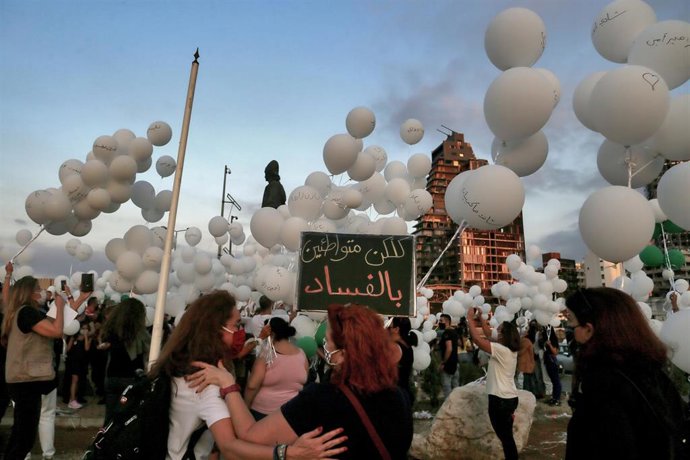 Ciudadanos libaneses sueltan globos con los nombres de los fallecidos por las explosiones del 4 de agosto en Beirut durante un acto en conmemoración de los dos meses de la catástrofe