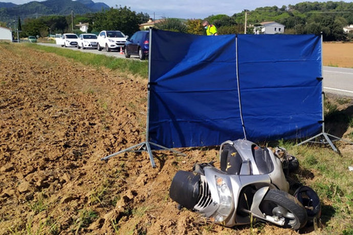 El ciclomotor on anaven la mare i la filla que s'han accidentat aquest 6 d'octubre del 2020 a Sant Gregori (Horitzontal)