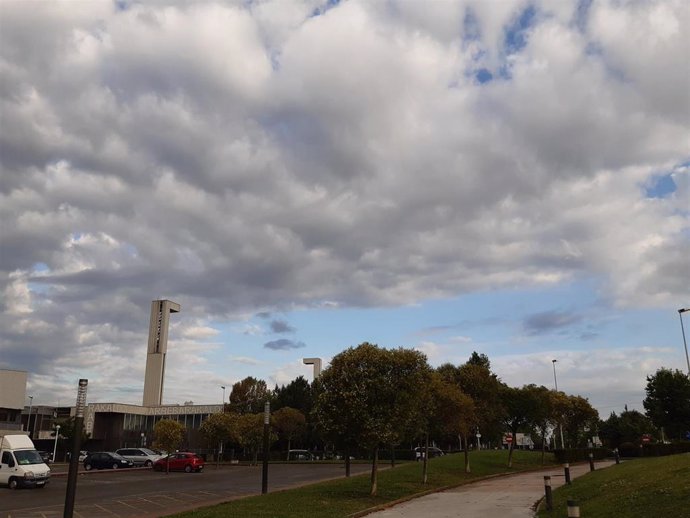 Cielo nuboso en Bizkaia con apertura de algunos claros