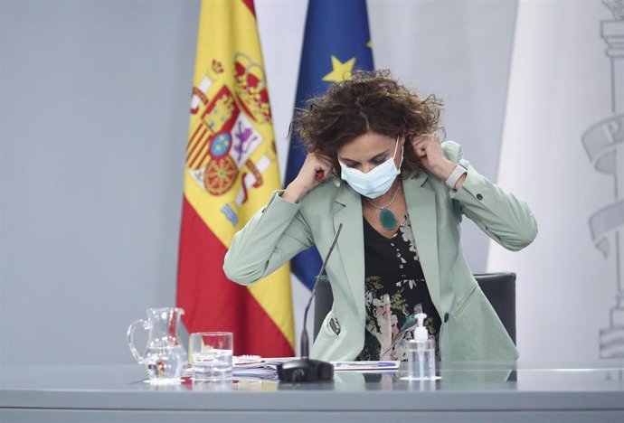 La ministra portavoz y de Hacienda, María Jesús Montero, se quita la mascarilla para comparecer en la rueda de prensa posterior al Consejo de Ministros en Moncloa, en Madrid (España), a 6 de octubre de 2020.