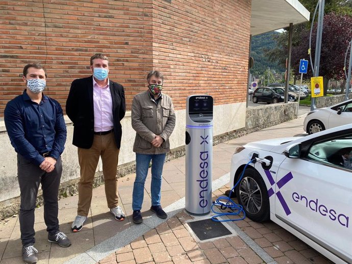 Endesa pone en marcha los primeros seis puntos de recarga de vehículos eléctricos en Ripoll (Girona).