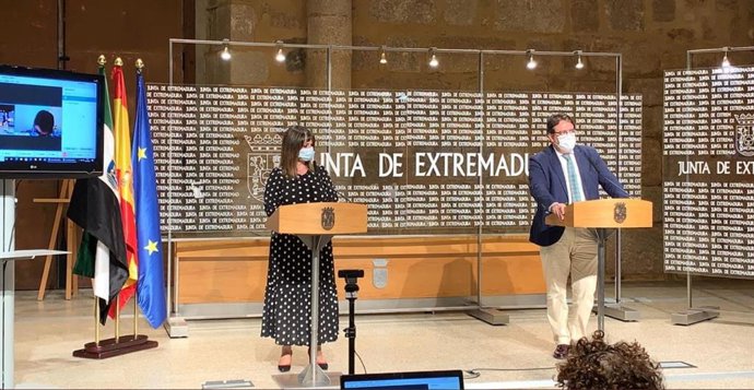 El vicepresidente segundo de la Junta y consejero de Sanidad, José María Vergeles, y la alcaldesa de Navalmoral de la Mata, Raquel Medina