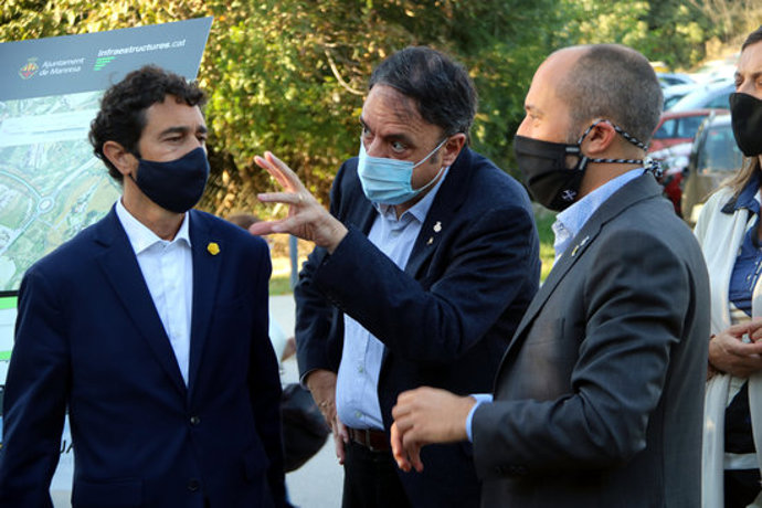 Pla mitj del conseller de Territori i Sostenibilitat, Dami Calvet, amb el primer tinent d'alcalde, Valentí Junyent, i l'alcalde de Manresa, Marc Aloy. Imatge del 6 d'octubre del 2020. (Horitzontal)