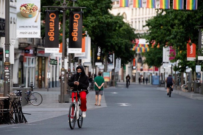 Calle comercial en Amberes, Bélgica