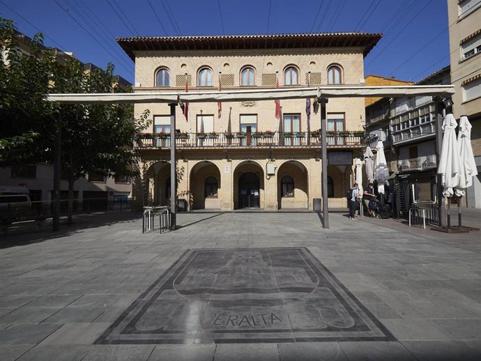 Plaza Principal de la localidad de Peralta, en Peralta, Navarra (España) a 23 de septiembre de 2020.