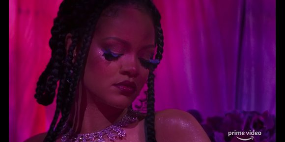 1. Rihanna pide perdón por utilizar un texto sagrado islámico en su desfile de lencería
