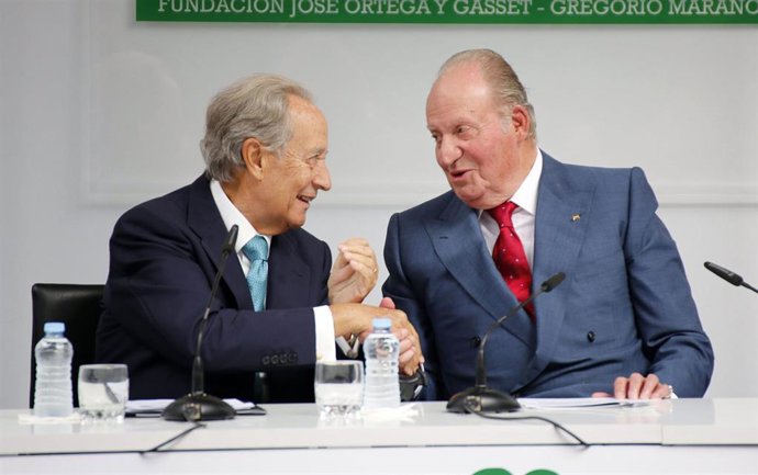 Imagen de recuro del Rey Juan Carlos I con el empresario Juan Miguel Villar Mir.