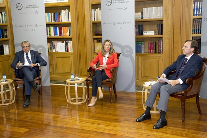 El presidente del ICO, José Carlos García de Quevedo,  la secretaria de Estado de Comercio, Xiana Méndez y Ramón Casilda, del Instituto Universitario de Investigación en Estudios Latinoamericanos (IELAT) de la Universidad de Alcalá