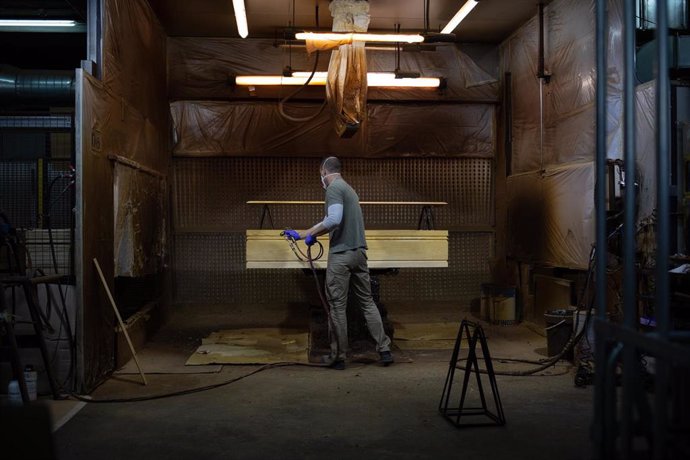 Un trabajador de la empresa Eurocoffin, la fábrica de ataúdes de Serveis Funeraris de Barcelona - Grupo Mémora,  trabaja con la madera de uno de sus ataúdes durante su jornada laboral. En Barcelona, Cataluña, (España), a 3 de abril de 2020.