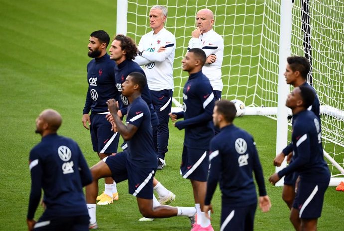 Didier Deschamps sigue un entrenamiento de la selección francesa