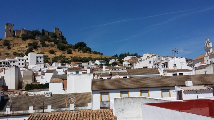 Vista del castillo y del municipio de Almodóvar del Río.