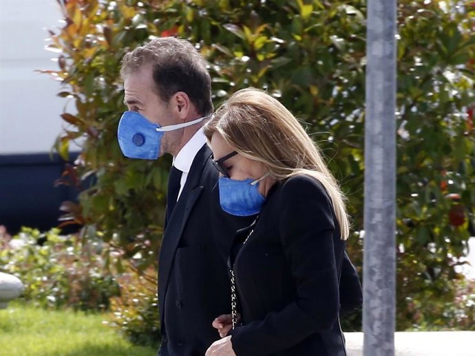 Alessandro Lequio y Ana Obregón en el entierro de su hijo Áless