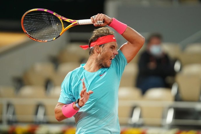Rafa Nadal golpea un 'drive' durante su partido ante Jannick Sinner en los cuartos de final de Roland Garros 2020