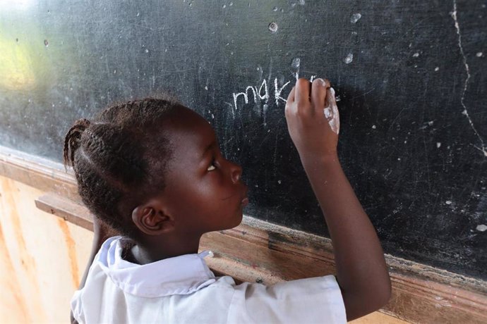 Imagen de archivo de una escuela en Africa.