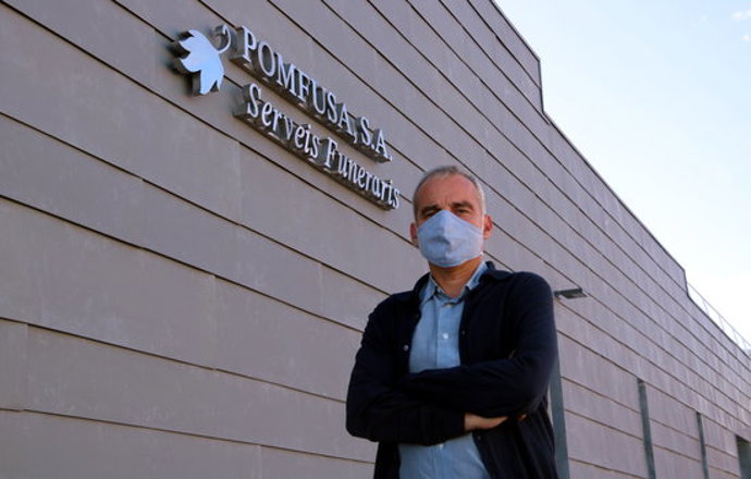 Imatge de Jordi Casanovas, gerent de Pomfusa, davant el nou edifici a Esparreguera el 5 d'octubre de 2020. (Horitzontal)