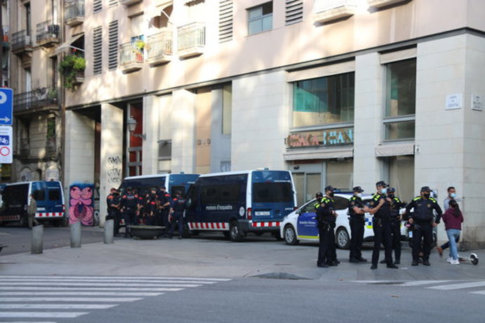 Pla general d'agents policials en el macrodispositiu contra la venda de droga al Raval. Imatge del 7 d'octubre del 2020. (horitzontal)