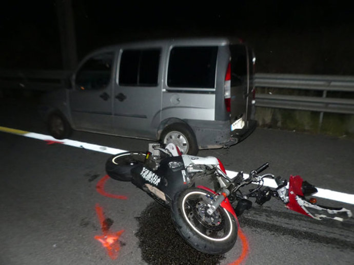 Imatge de dos des vehicles implicats en el sinistre, entre ells la motocicleta. Imatge del 7 d'octubre del 2020. (horitzontal)