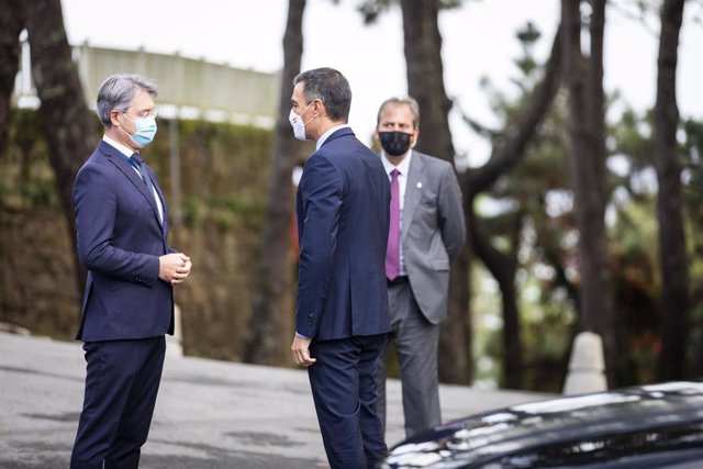 El presidente del Gobierno, Pedro Sánchez (d), saluda a su llegada al acto de clausura del II Foro La Toja-Vínculo Atlántico celebrado en la Isla de Toja, Pontevedra, Galicia, (España), a 3 de septiembre de 2020.