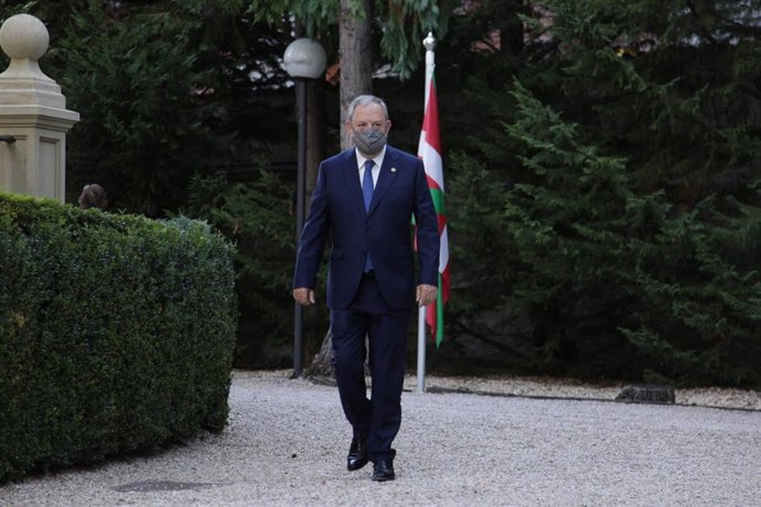El consejero de Hacienda y Economía, Pedro Azpiazu, se dirige al Palacio de Ajuria Enea.