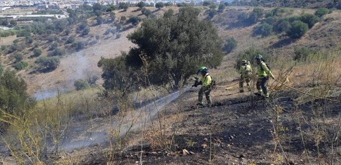 Efectivos del Plan Infoca trabajando en incendio declarado en Mijas