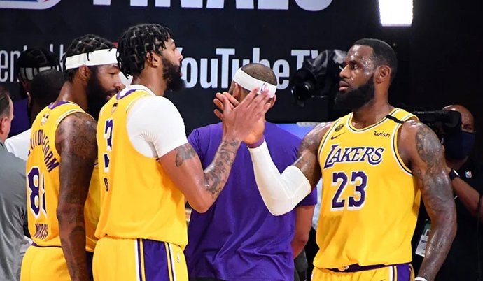 Davis y James celebran la victoria de Lakers