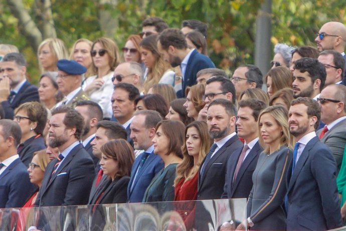 El portavoz de Vox en el Congreso, Iván Espinosa de los Monteros, y el presidente de Vox, Santiago Abascal, entre otros líderes políticos en el desfile del 12 de octubre de 2019