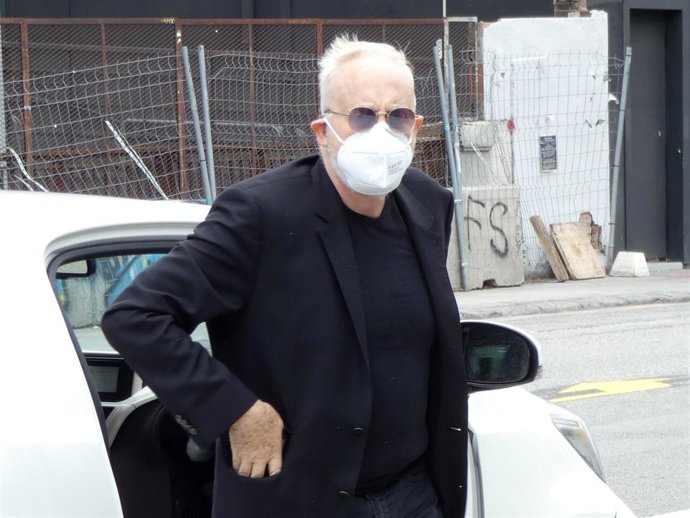 Josep María Mainat, en el tanatorio del amor de su vida, Rosa María Sardá